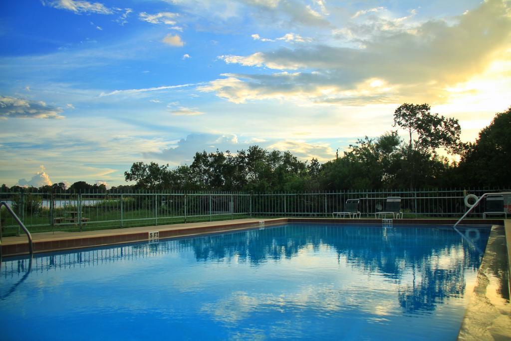 Palm Lakefront Resort And Hostel Celebration Esterno foto